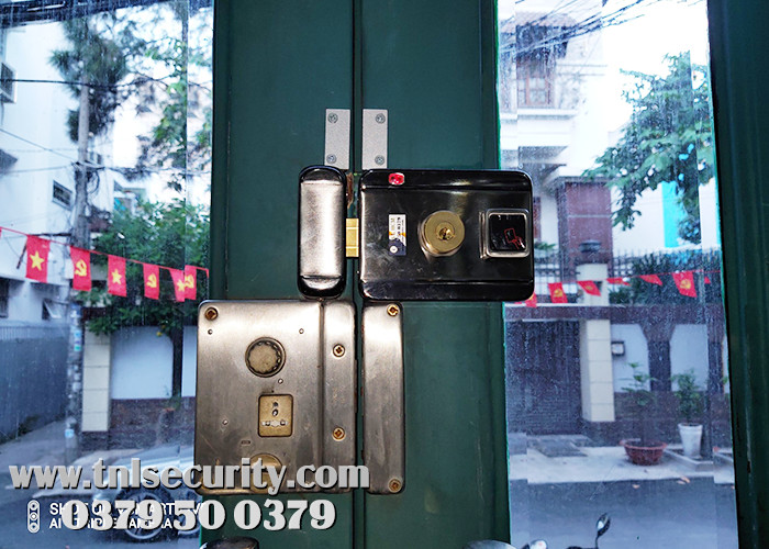 Thuc-hien-lap-dat-khoa-van-tay-cho-cua-sat-4-canh-tai-nha-rieng-o-Binh-Thanh